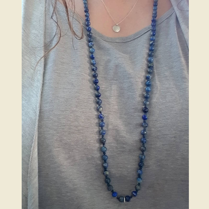 Mala halsband Lapis Lazuli buret med silverringen framåt