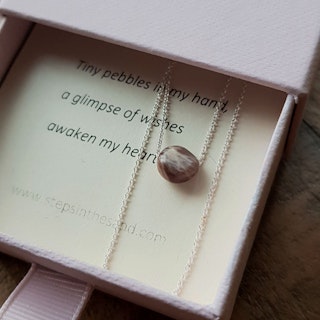 Silverhalsband Tiny pebble månsten melerad brun