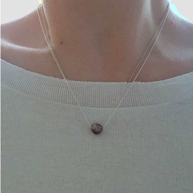 Silverhalsbnd Tiny pebbles månsten melerad brun på person