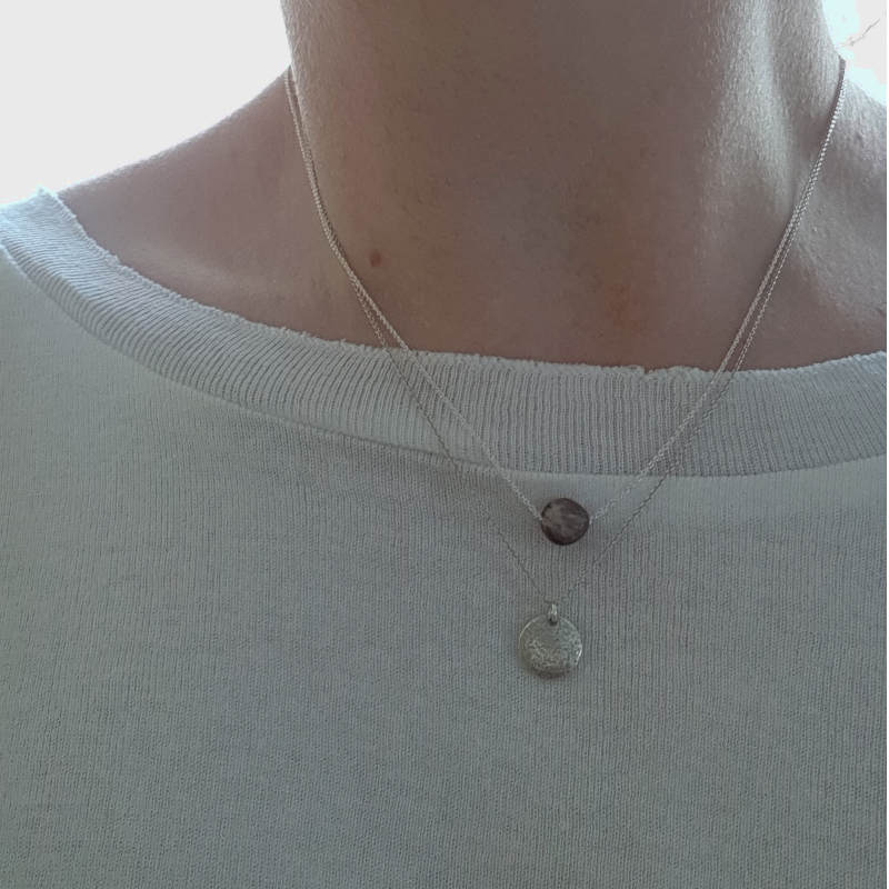 Silverhalsband Tiny pebbles månsten melerad brun tillsammans med silverhalsband La Luna grace på person
