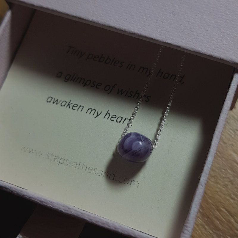 Silverhalsband Tiny pebbles melerad ametist skickas i vacker smyckeask