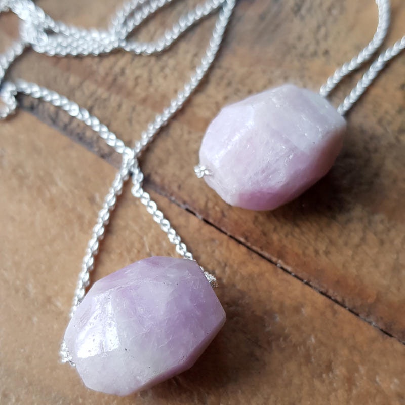 Silverhalsband Spirit Stone Kunzite detaljbild stenar