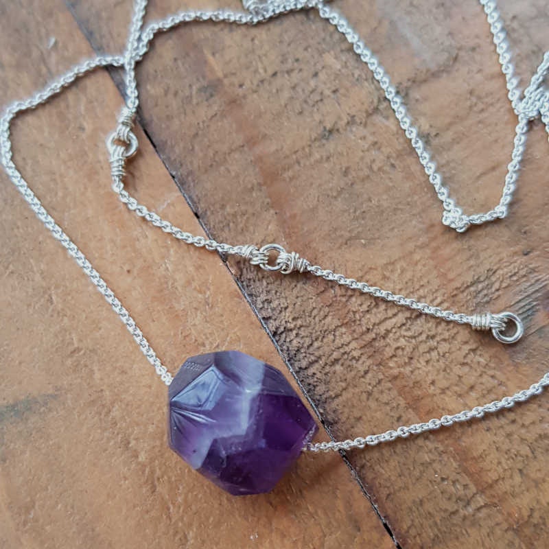 Silverhalsband Spirit Stone ametist sten 1 med markerat vitt penseldrag