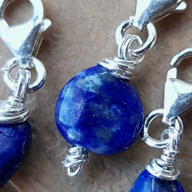 Kristallberlock Lapis Lazuli, detaljbild.