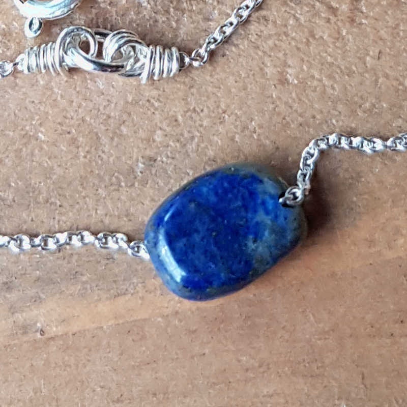 Detaljbild sten; silverhalsband Tiny pebbles Lapis Lazuli
