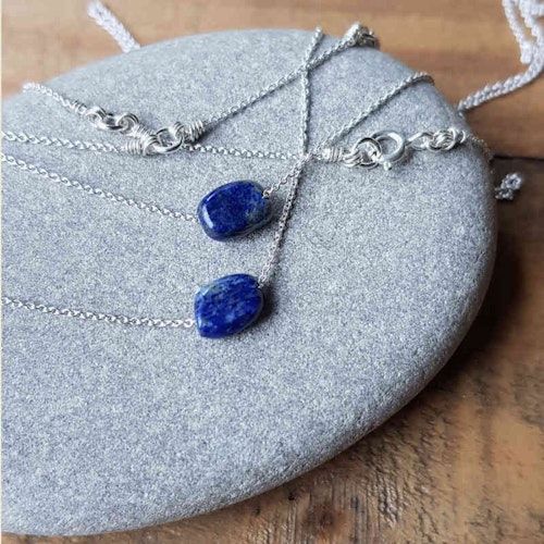 Silverhalsband Tiny pebbles med Lapis Lazuli