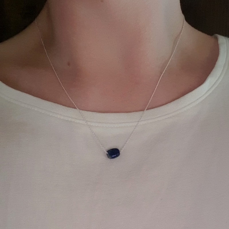 Silverhalsband Tiny pebbles Lapis Lazuli på person