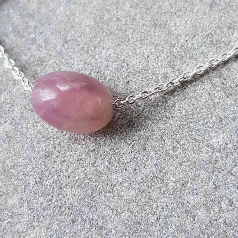 Detaljbild på sten; silverhalsband Tiny pebbles rosa/lila rosenkvarts