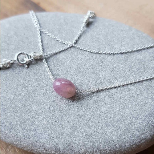 Silverhalsband Tiny pebbles rosa/lila rosenkvarts