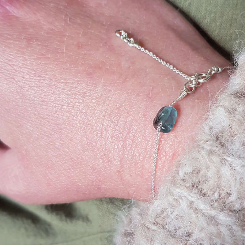 Silverarmband Tiny pebbles ljus apatit turkos/blå på handled.