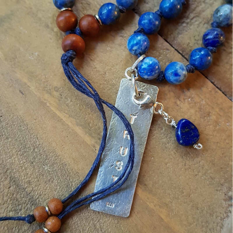 Mala halsband Lapis lazuli, detaljbild silverberlock Trust