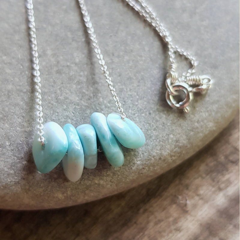 Silverhalsband Seaside Lullaby pebbles, stenarna skiftar naturligt i dess nyanser