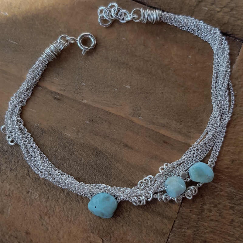 Silverarmband Seaside Lullaby, en skön mix av tunna silverkedjor, silverdetaljer & små stenar av larimar