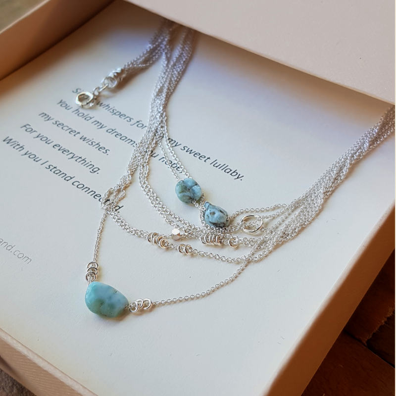 Halsbandet skickas i vacker smyckeask med ett kort där den tillhörande dikten står skriven