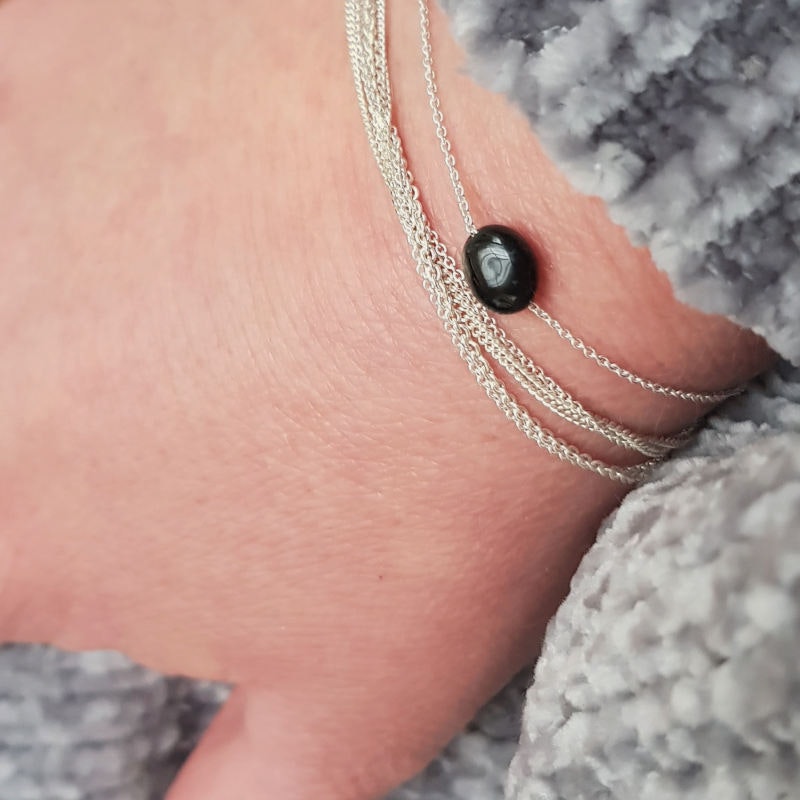 Silverarmband Tiny pebbles onyx tillsammans med silverarmband Feathers delight soft