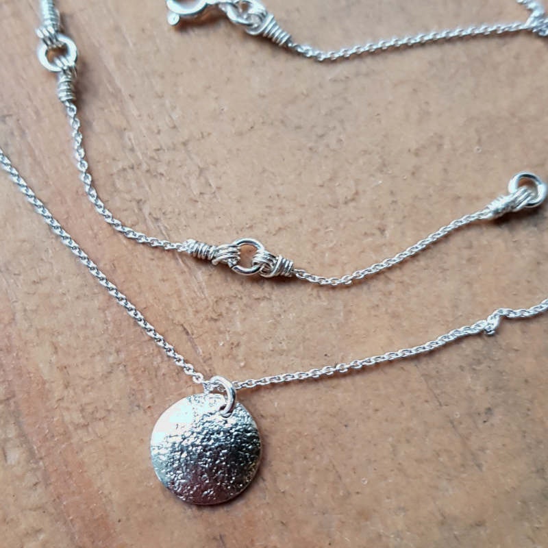 Silverhalsband La Luna grace, kedjan har tre olika längdlägen.