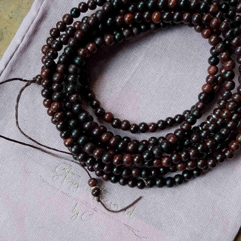 Halsbandet skickas i fin ljusrosa smyckepåse av eco-bomull.