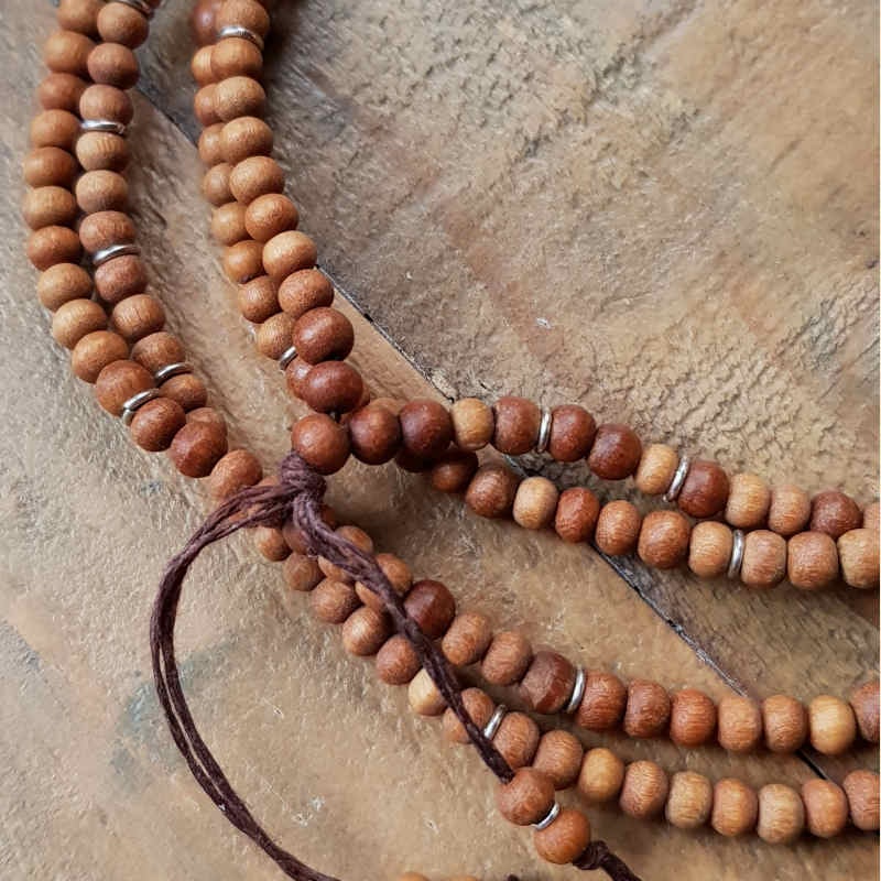 Långt halsband med härliga små pärlor av ljus sandelträ.