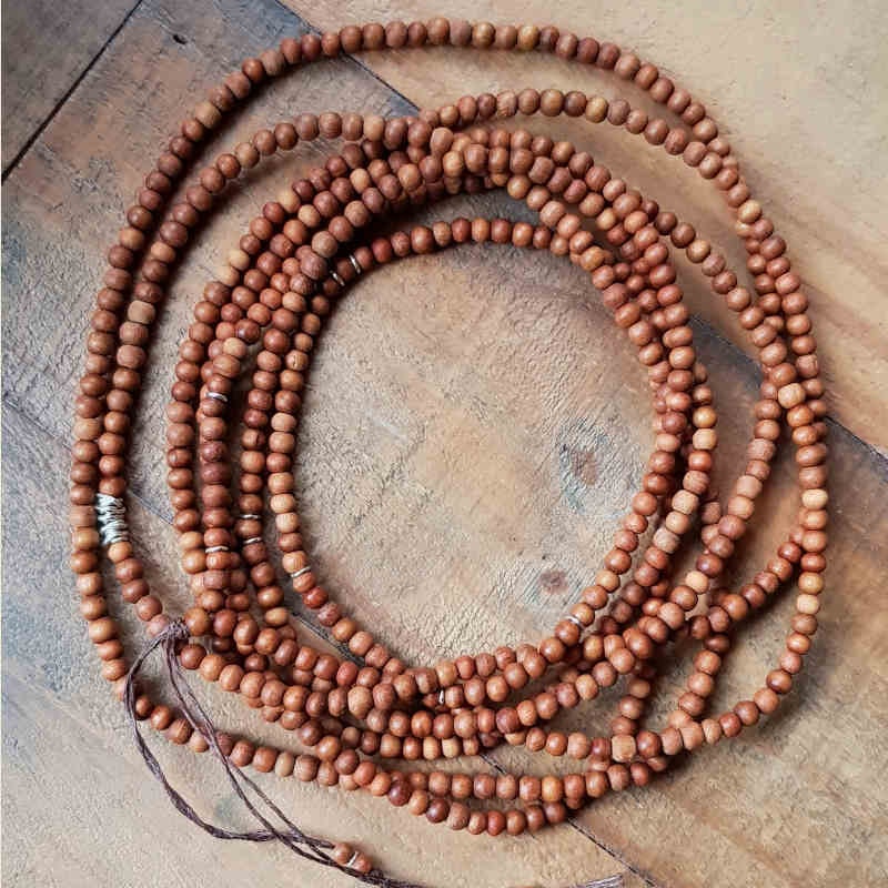 Långt halsband med pärlor av ljus sandelträ & handgjorda silverdetaljer
