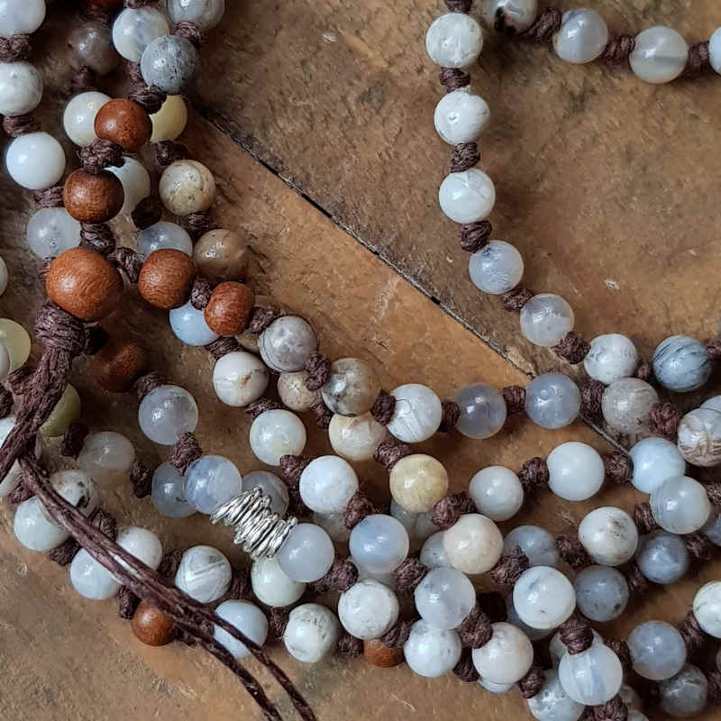 Långt halsband med små pärlor av bambuagat & ljus sandelträ skapar en härlig känsla"