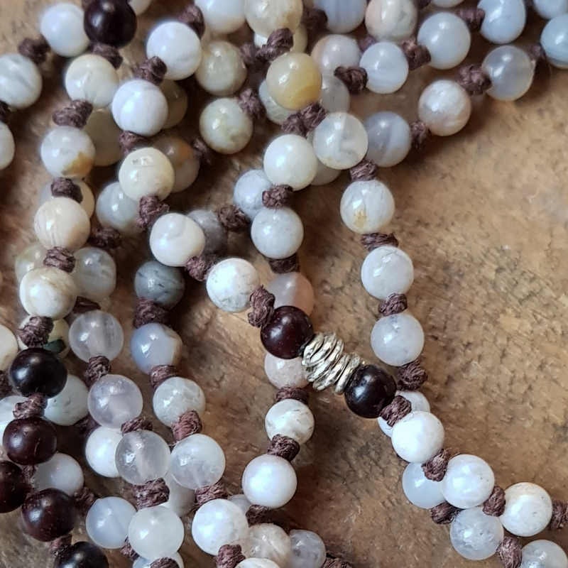 Långt halsband, detaljbild; små pärlor av bambuagat & mörk sandelträ samspelar mjukt med detaljer av silver.
