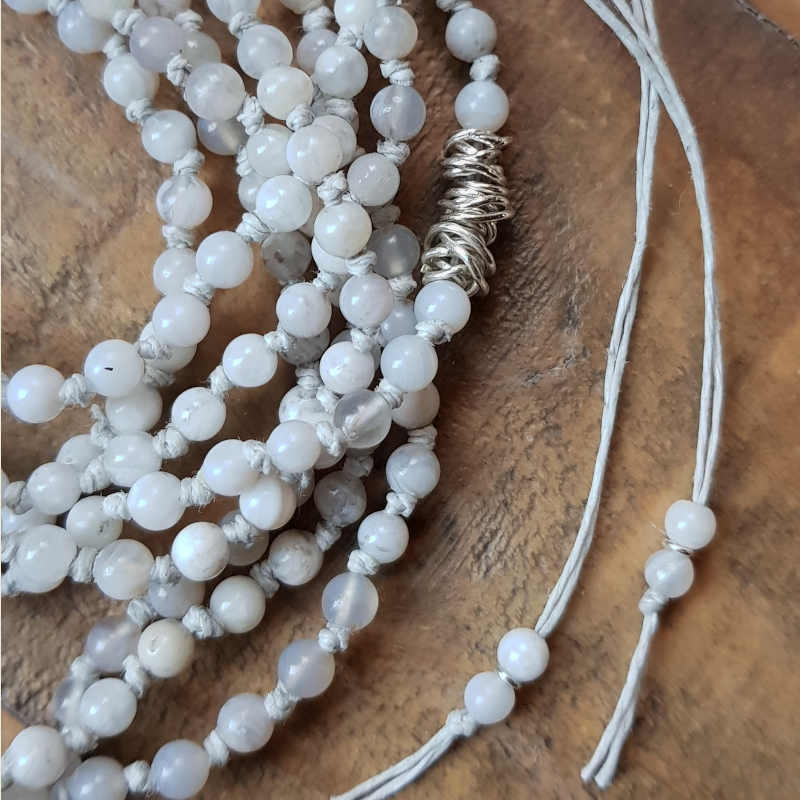 Långt halsband med fina små pärlor av ljus agat & handgjord silverdetalj