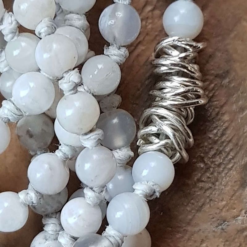 Detaljbild; Små vackra pärlor av ljus agat harmonierar fint tillsammans med den handgjorda silverdetaljen