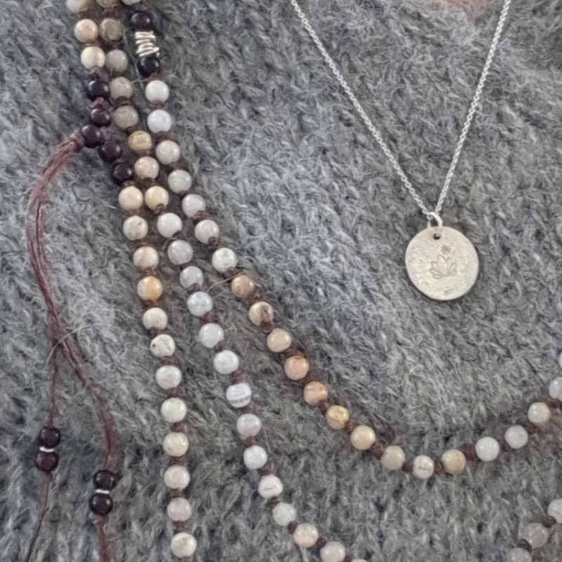 De mjuka mjuka, jordnära nyanserna tillsammans med silverhalsband Lotus skapar en harmonisk känsla.