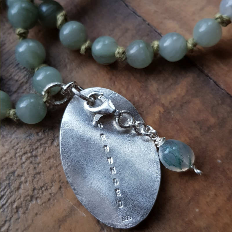 Varje mala halsband har ett unikt handgjort silverhänge & en söt kristallberlock