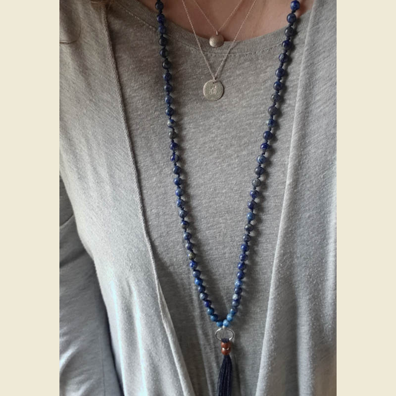 Mala halsband med pärlor av lapis lazuli i levande blå nyanser.