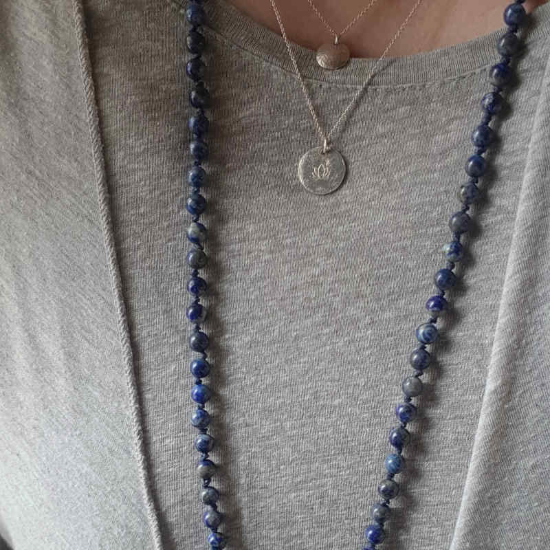 Mala Lapis Lazuli, fin att bära tillsammans med silverhalsband La Luna grace & silverhalsband Lotus.