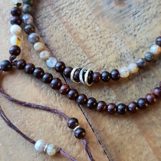 Armband med pärlor av agat & mörk sandelträ