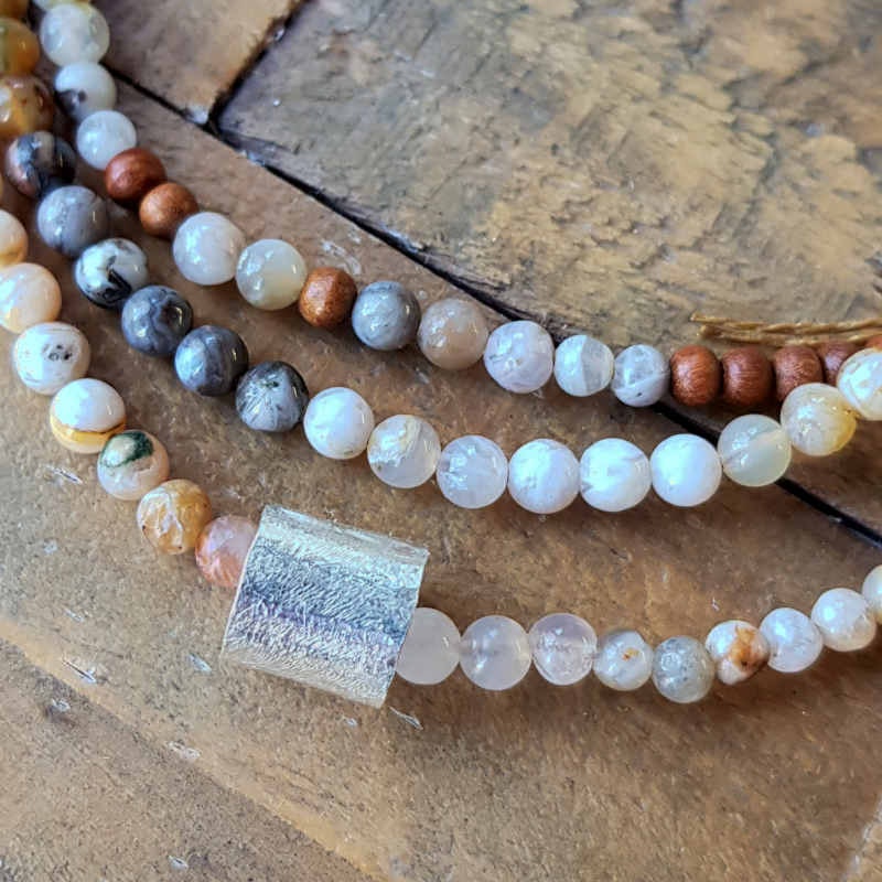 Halsband med pärlor av ljus sandelträ & bambuagat, handgjord silverdetalj med vacker struktur.