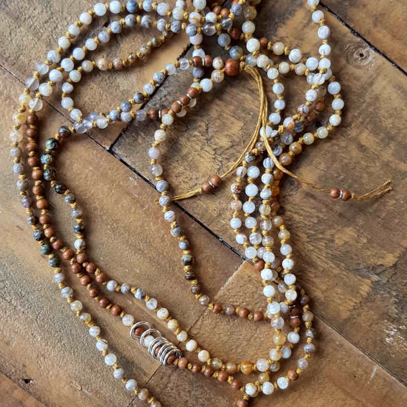 Långt halsband med små pärlor av agat i jordnära nyanser & ljus sandelträ