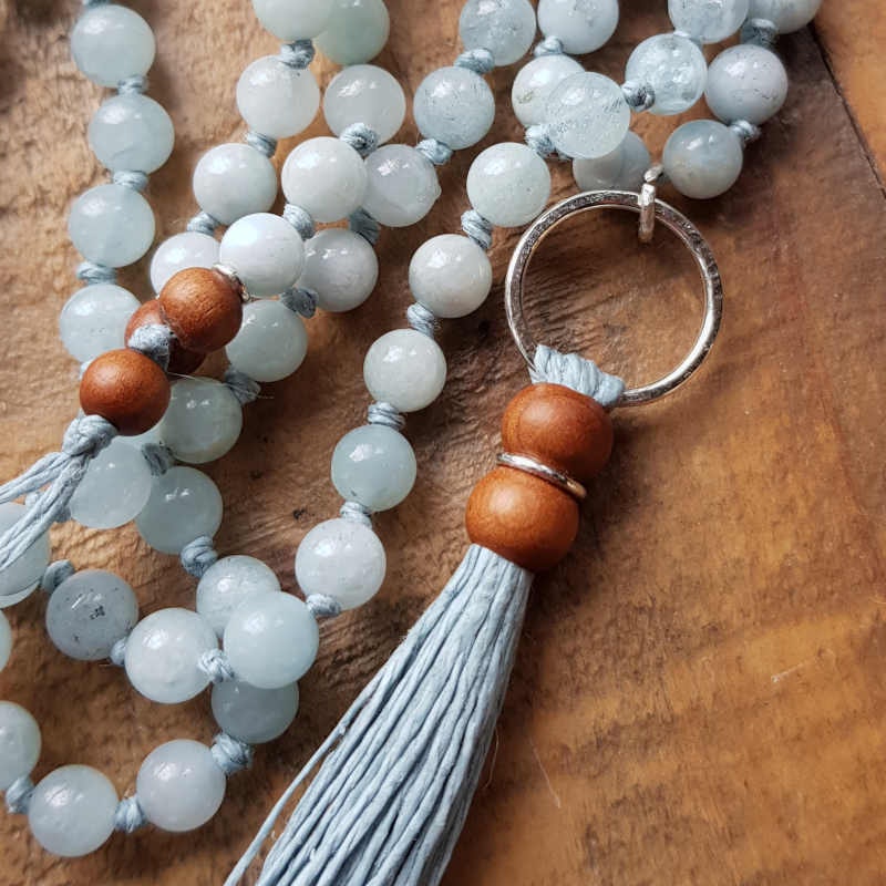 Mala halsband med akvamarin, handgjord ring i silver & tofs av lintråd i mjukt blå nyans.
