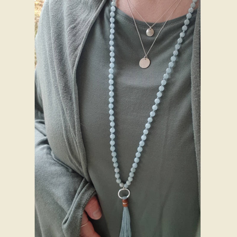 Mala halsband med akvamarin, här buret tillsammans med silverhalsband La Luna grace och silverhalsband Lotus.