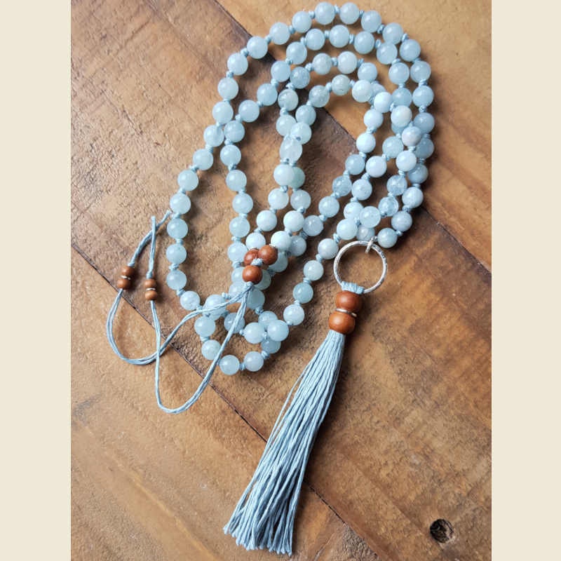 Mala halsband med pärlor av akvamarin i mjukt blåa nyanser.