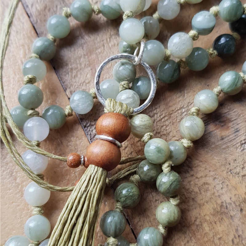 Mala halsband Grön jaspis med handgjort tofshänge.