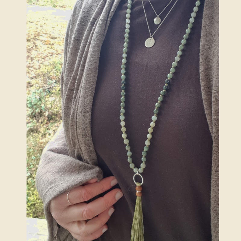 Mala halsband grön jaspis skapar en mjuk & harmonisk känsla, här buren till topp & kofta i jordnära nyans.