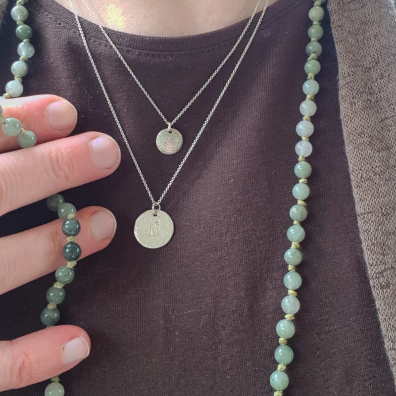 Mala halsband grön jaspis med de finaste pärlor, här buret tillsammans med silverhalsband La Luna grace & silverhalsband Lotus.