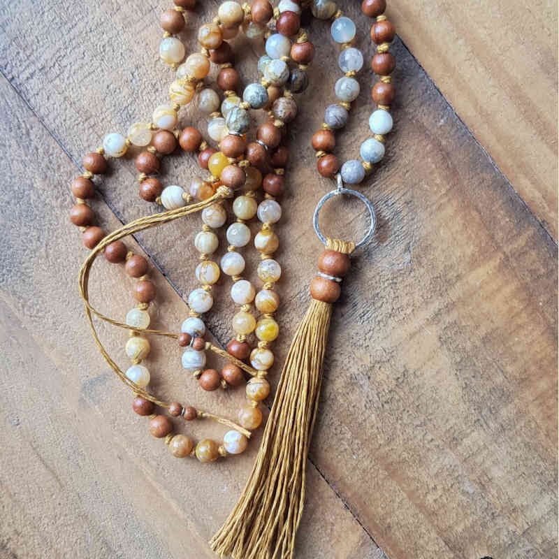 Mala halsband i jordnära nyanser med pärlor av bambuagat & ljus sandelträ.