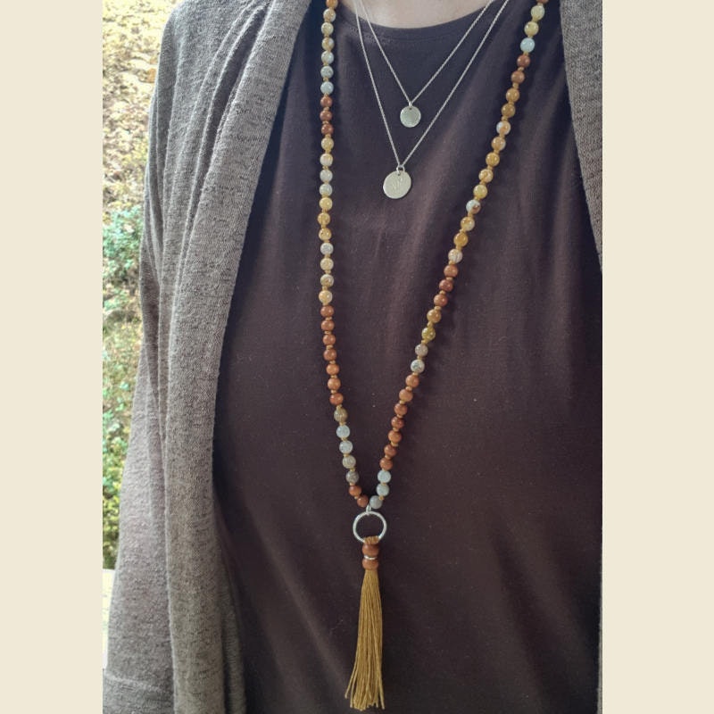 Mala halsband med en jordnära känsla, här buret tillsammans med silverhalsband La Luna grace & silverhalsband Lotus.