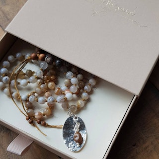 Mala halsband Grounded agat jordnära nyanser