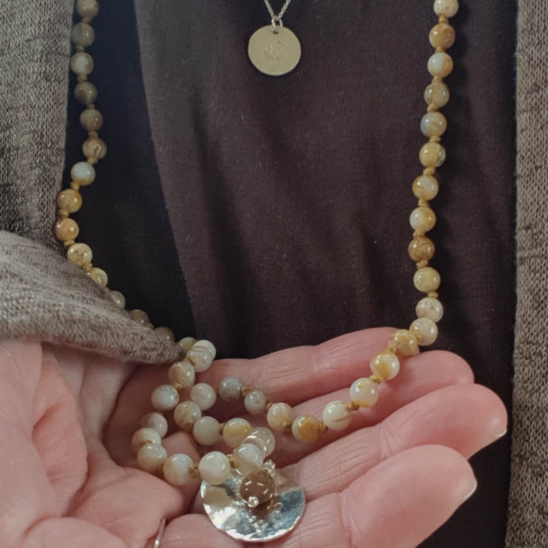 Ett mala halsband med jordnära känsla.