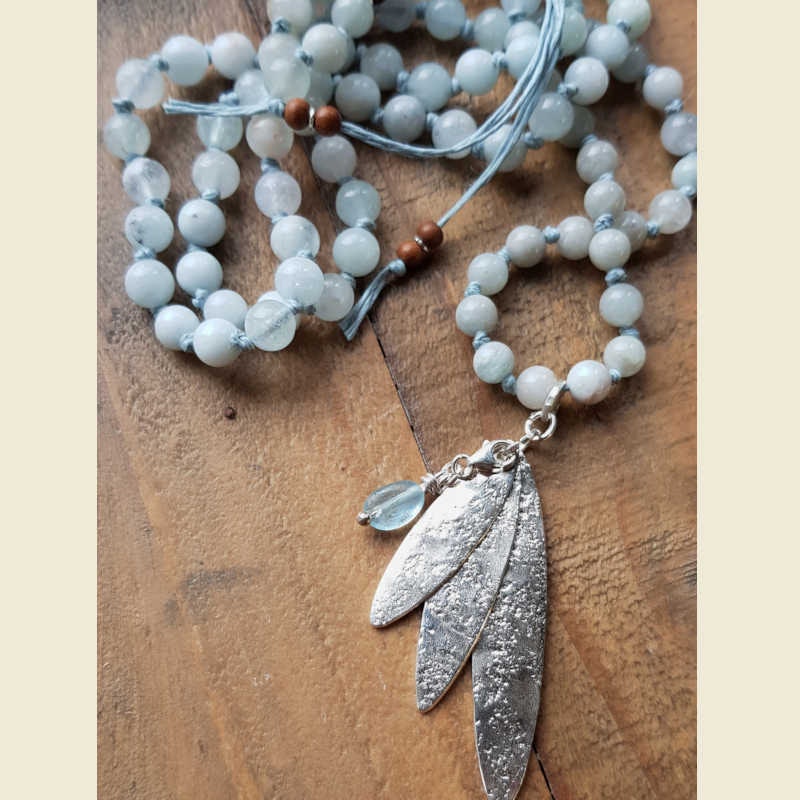 Mala halsband med pärlor av akvamarin & handgjord silverberlock.