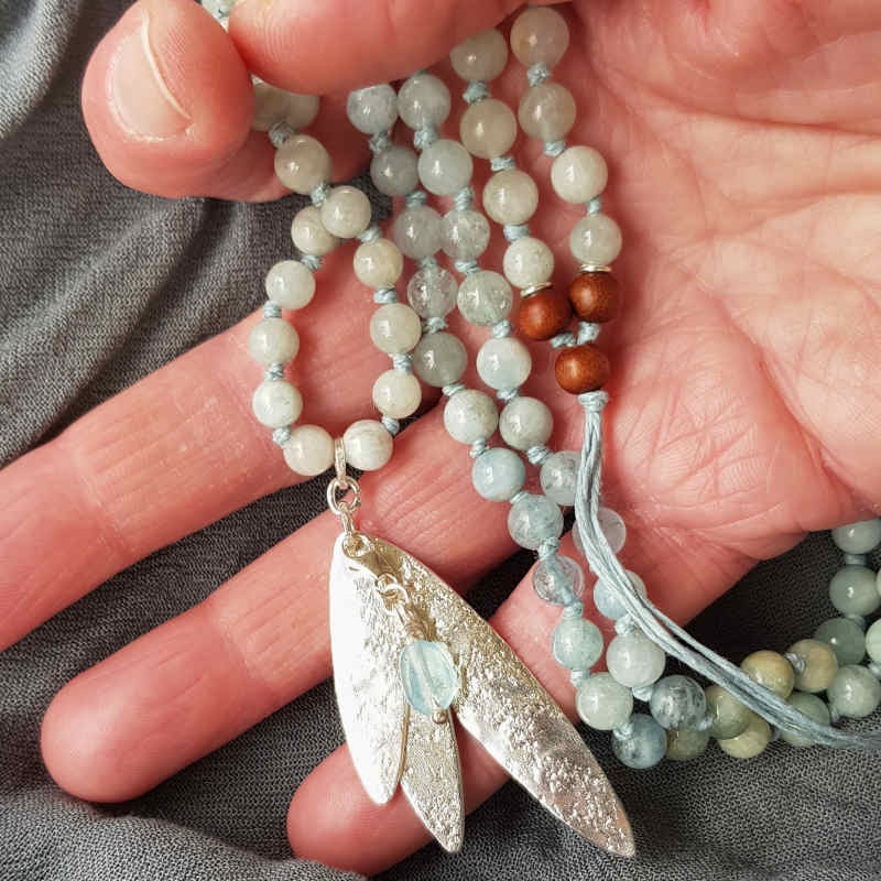 Handgjort mala halsband med magisk känsla.