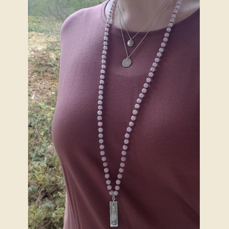 Mala halsband kärlek med pärlor av rosenkvarts. Här tillsammans med silverhalsband La Luna grace & silverhalsband Lotus.