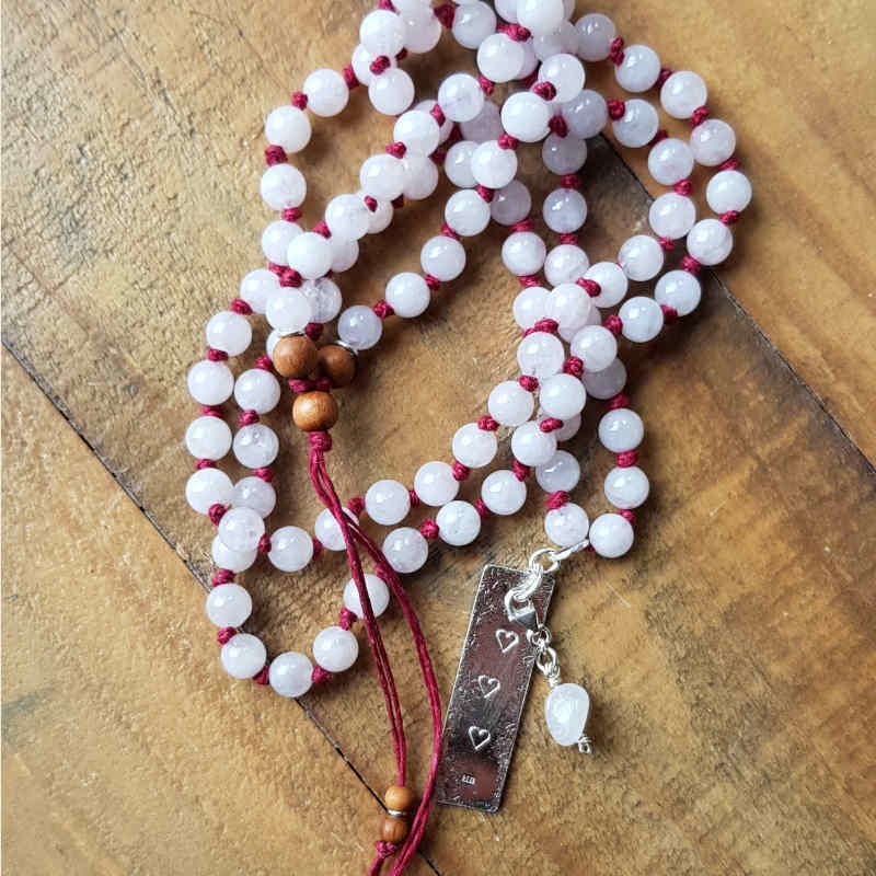 Mala halsband med nätta pärlor av rosenkvarts i ljusaste rosa nyanser.