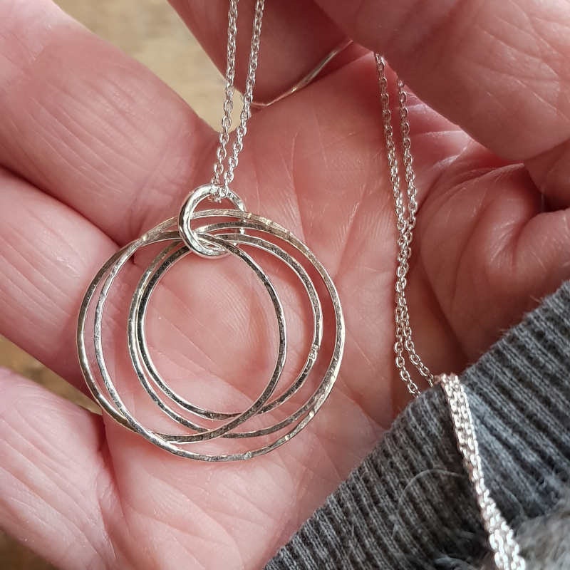 Silverhalsband Spira, för alltings oändlighet. Cirklar sluts & nya energier börjar spira.
