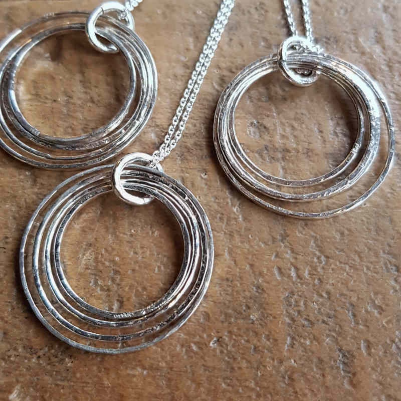 Silverhalsband Spira finns i tre exemplar.